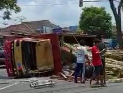 Pengendara Motor Tewas Tertimpa Truk dalam Kecelakaan di Tulungagung