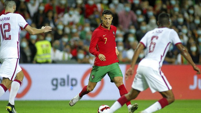 Portugals Cristiano Ronaldo, center, runs with the ball during the international friendly soccer match between Portugal and Qatar at the Algarve stadium outside Faro, Portugal, Saturday, Oct. 9, 2021. (AP Photo/Joao Matos)