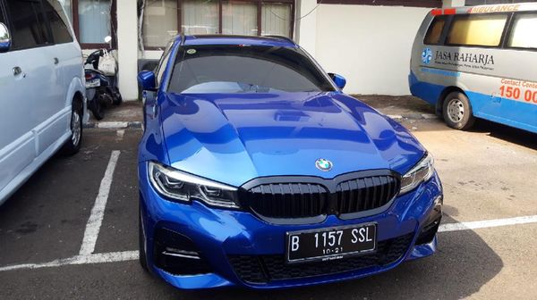 Potret BMW 320i Penabrak Polisi yang Kini Dikandangkan Polisi