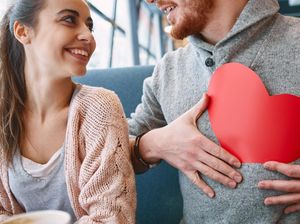 6 Tanda Sahabat Naksir dan Mau Jadi Pacar Kamu, Tapi Gengsi!