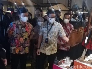 Saat Sandiaga Habiskan Jutaan Rupiah demi Borong Produk UMKM Solo