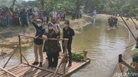 Bertamu ke Rumah Manusia Purba, Sandiaga Naik Gethek