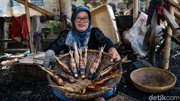 Sedapnya Bisnis Ikan Asap Omzet Jutaan di Kendal
