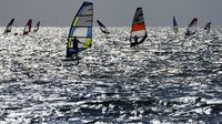 Surga Peselancar Angin di Danau Italia
