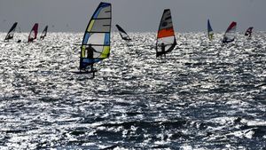 Surga Peselancar Angin di Danau Italia