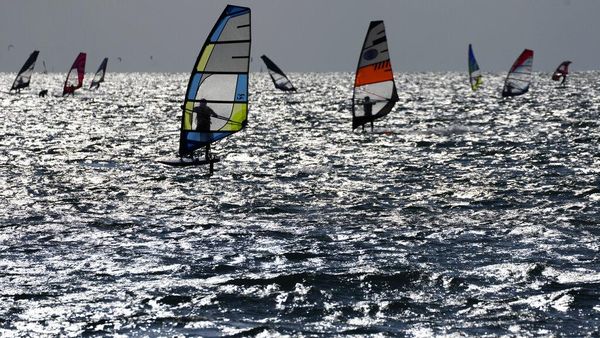 Surga Peselancar Angin di Danau Italia