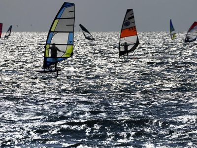 Surga Peselancar Angin di Danau Italia