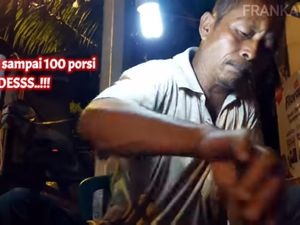 Tetangga Jokowi Ini Jualan Kerak Telor di Bogor