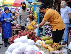 Hunting Warga Belum Vaksin di Pasar Larangan Sidoarjo