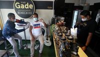 Nggak Cuma Ngopi, di Warkop Juga Bisa Vaksinasi