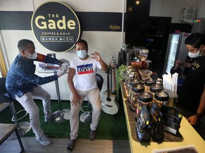 Nggak Cuma Ngopi, di Warkop Juga Bisa Vaksinasi