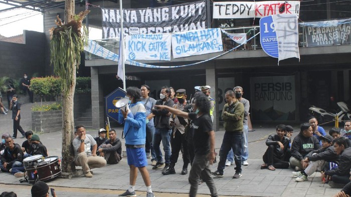 1 Ratusan orang dari berbagai kelompok suporter Persib Bandung atau Bobotoh menggeruduk kantor manajemen Persib di Jalan Sulanjana, Kota Bandung pada Minggu (10/10/2021) sore.