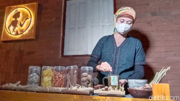 Wanita Ini Sukses Jualan Wedang Sehat ala Jokowi