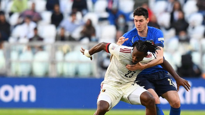 TURIN, ITALY - OCTOBER 10: Alessandro Bastoni of Italy competes for the ball with Michy Batshuayi of Belgium during the UEFA Nations League 2021 Third Place Match between Italy and Belgium at Juventus Stadium on October 10, 2021 in Turin, Italy. (Photo by Claudio Villa/Getty Images)