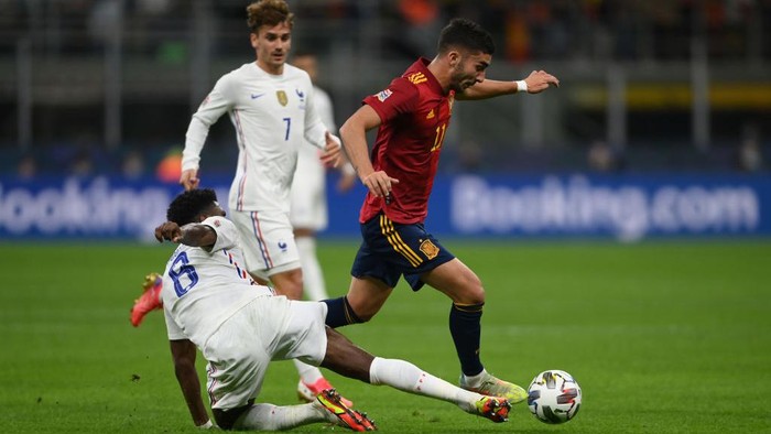MILAN, ITALY - OCTOBER 10: Ferran Torres of Spain is tackled by Aurelien Tchouameni of France during the UEFA Nations League 2021 Final match between Spain and France at San Siro Stadium on October 10, 2021 in Milan, Italy. (Photo by Mike Hewitt/Getty Images)