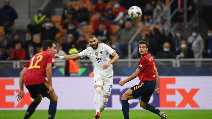 MILAN, ITALY - OCTOBER 10: Karim Benzema of France scores their sides first goal whilst under pressure from Cesar Azpilicueta of Spain during the UEFA Nations League 2021 Final match between Spain and France at San Siro Stadium on October 10, 2021 in Milan, Italy. (Photo by Mike Hewitt/Getty Images)