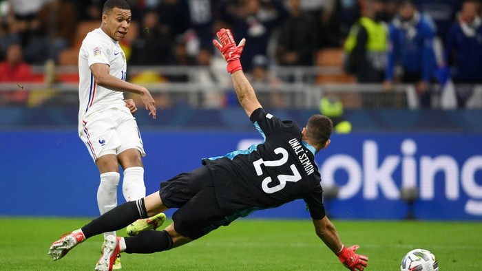 MILAN, ITALY - OCTOBER 10: Kylian Mbappe of France scores their sides second goal past Unai Simon of Spain during the UEFA Nations League 2021 Final match between Spain and France at San Siro Stadium on October 10, 2021 in Milan, Italy. (Photo by Mike Hewitt/Getty Images)