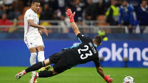 MILAN, ITALY - OCTOBER 10: Kylian Mbappe of France scores their side's second goal past Unai Simon of Spain during the UEFA Nations League 2021 Final match between Spain and France at San Siro Stadium on October 10, 2021 in Milan, Italy. (Photo by Mike Hewitt/Getty Images)