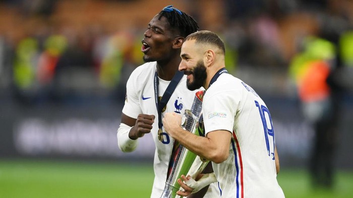 MILAN, ITALY - OCTOBER 10: Paul Pogba and Karim Benzema of France celebrate with The UEFA Nations League trophy following victory in the UEFA Nations League 2021 Final match between Spain and France at San Siro Stadium on October 10, 2021 in Milan, Italy. (Photo by Mike Hewitt/Getty Images)