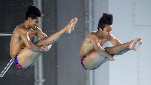 Aksi Atlet Loncat Indah di Final Synchro Menara PON Papua