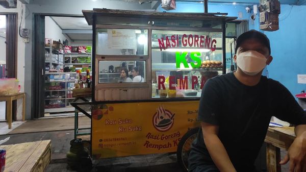 Bang Tigor Pamer Kepiawaian Olah Nasgor Usai Dipecat KPK