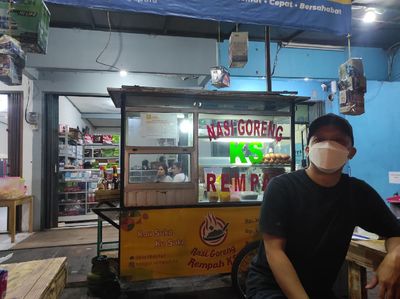 Bang Tigor Pamer Kepiawaian Olah Nasgor Usai Dipecat KPK