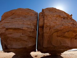 Misteri Batu Raksasa Terbelah Rapi di Arab Saudi, Ulah Alien?