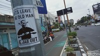 Berbagai tulisan poster bergambar pelatih asal Serbia itu tertempel di tiang traffic light, tiang listrik, tiang baliho dan lainnya.