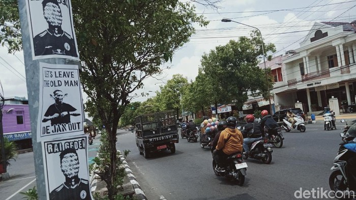 Di berbagai sudut kota Klaten bahkan sampai kecamatan, poster protes terhadap Dejan tersebar. Ini penampakannya!