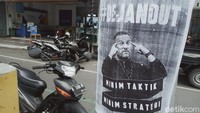 Protes terhadap kepelatihan pelatih PSS Sleman, Dejan Antonic meluas ke Klaten. Di berbagai sudut kota Klaten bahkan sampai kecamatan, poster protes terhadap Dejan tersebar.