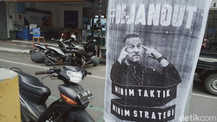 Bentuk Protes Dejan Marak di Klaten, Ini Penampakannya! Di berbagai sudut kota Klaten bahkan sampai kecamatan, poster protes terhadap Dejan tersebar. Ini penampakannya!