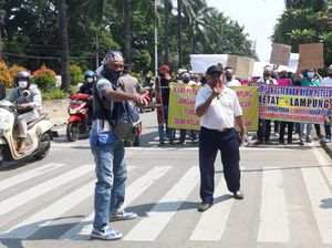 Demo di Kementan, Peternak Ayam Bawa Spanduk Pak Jokowi Tolong Kami