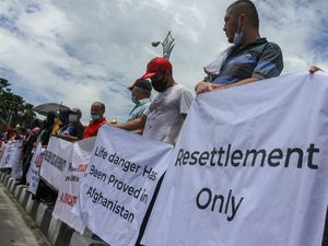 Imigran Afghanistan Gelar Aksi Jahit Mulut di Kantor Gubernur Riau