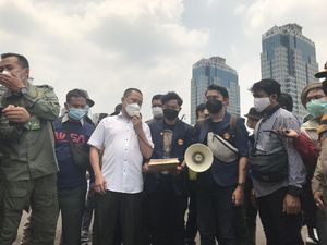 BEM SI Demo di Patung Kuda Protes Harga Telur-Daging Bikin Rugi Peternak