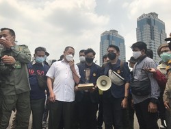 BEM SI Demo di Patung Kuda Protes Harga Telur-Daging Bikin Rugi Peternak