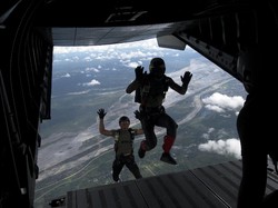 Horor Prajurit TNI Terjun dari 1.600 Kaki gegara Parasut Tak Mengembang