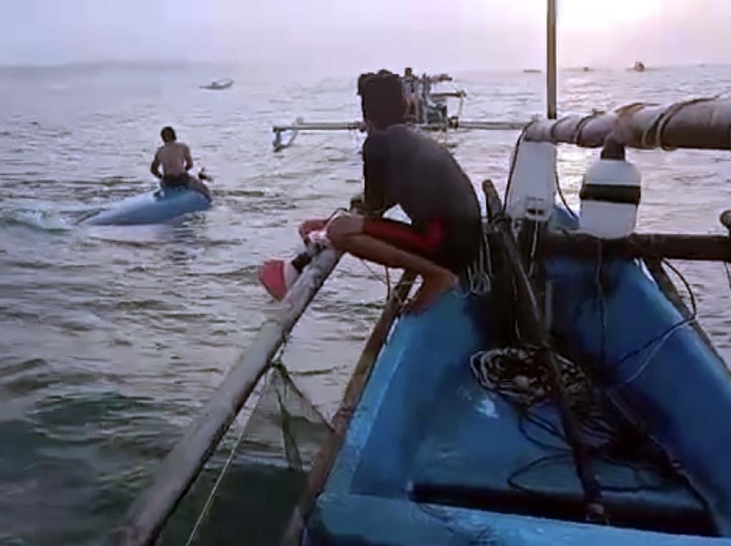 Perahu Terbalik, 2 Nelayan Sukabumi Selamat Usai Berenang Sejauh 10 Km Perahu Terbalik, 2 Nelayan Sukabumi Selamat Usai Berenang Sejauh 10 Km