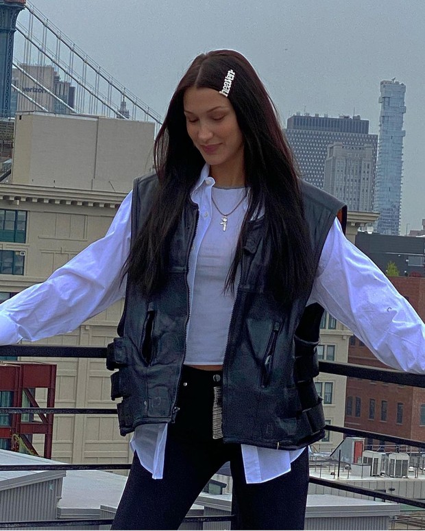 Gaya edgy chic Bella Hadid