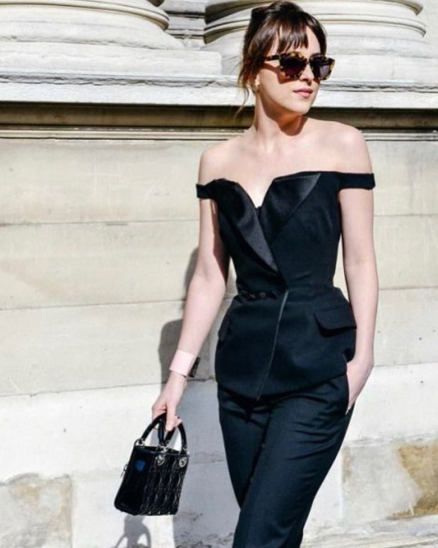 Gaya edgy classic Dakota Johnson
