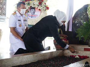Khofifah dan Forkopimda Ziarah ke Makam Bung Karno Jelang HUT ke-76 Jatim Khofifah dan Forkopimda Ziarah ke Makam Bung Karno Jelang HUT ke-76 Jatim