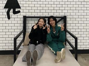 Jung Ho Yeon & Jennie BLACKPINK Sahabat, Ini Kisah Pertemuan Keduanya Jung Ho Yeon & Jennie BLACKPINK Sahabat, Ini Kisah Pertemuan Keduanya