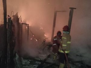 Pabrik Tahu di Ciledug Tangerang Ludes Terbakar Pabrik Tahu di Ciledug Tangerang Ludes Terbakar