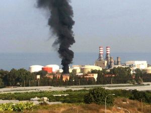 Fasilitas Bahan Bakar Utama Lebanon Terbakar, Asap Pekat Mengepul