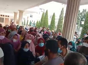 Satpol PP Jambi Bubarkan Kerumunan Warga Antre Bantuan Sosial Bank Satpol PP Jambi Bubarkan Kerumunan Warga Antre Bantuan Sosial Bank