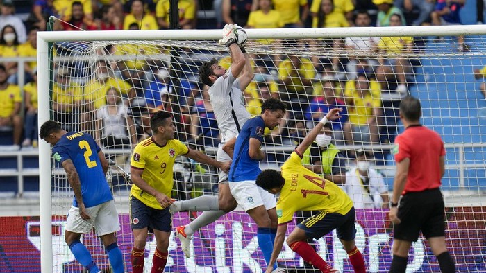 Brazils goalkeeper Alisson blocks a shot during a qualifying soccer match for the FIFA World Cup Qatar 2022 against Colombia in Barranquilla, Colombia, Sunday, Oct. 10, 2021. (AP Photo/Fernando Vergara)
