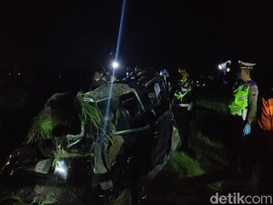 KA Vs Minibus di Perlintasan Tanpa Palang di Sragen, 2 Orang Tewas KA Vs Minibus di Perlintasan Tanpa Palang di Sragen, 2 Orang Tewas