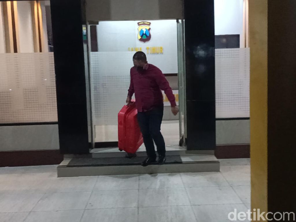 Sebelas Pejabat Pemkab Probolinggo Diperiksa KPK hingga 11 Jam Sebelas Pejabat Pemkab Probolinggo Diperiksa KPK hingga 11 Jam