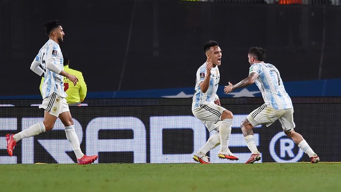 BUENOS AIRES, ARGENTINA - OCTOBER 10: Lautaro Martinez of Argentina celebrates with teammates after scoring the third goal of his team during a match between Argentina and Uruguay as part of South American Qualifiers for Qatar 2022 at Estadio Monumental Antonio Vespucio Liberti on October 10, 2021 in Buenos Aires, Argentina. (Photo by Marcelo Endelli/Getty Images)