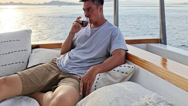 Momen Baim Wong Ngopi di  Kapal dan Makan Nasi Megono di Pinggir Jalan