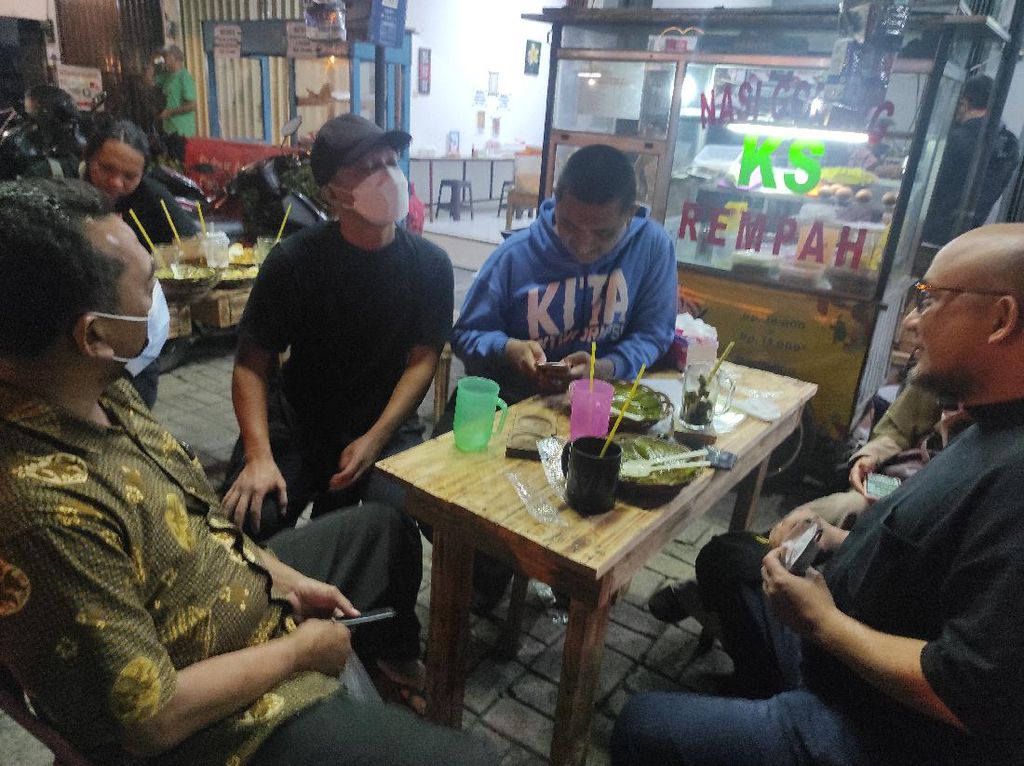 Novel Baswedan dkk Sambangi Warung Nasgor Eks Pegawai KPK yang Dipecat Novel Baswedan dkk Sambangi Warung Nasgor Eks Pegawai KPK yang Dipecat